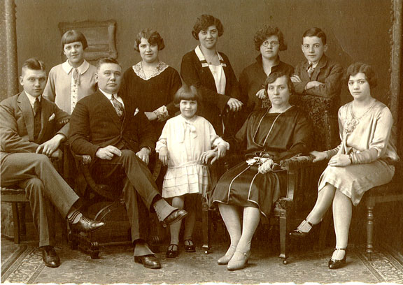 1929 Gerrits Family with Trudy in the middle